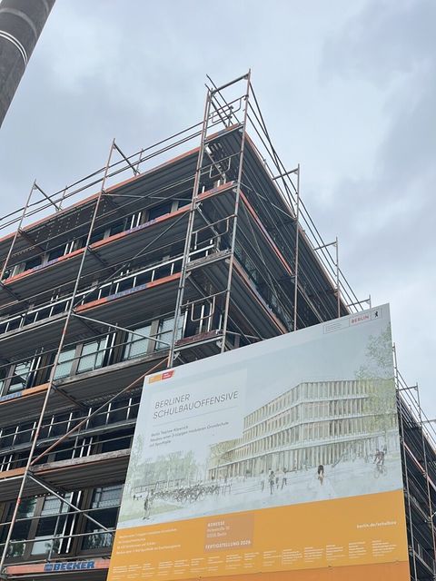 Baustellenschild Schulbau vor Bau Hirstestr. 10