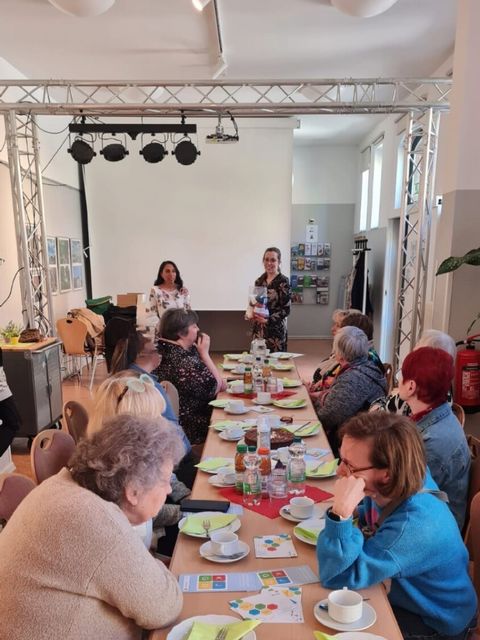 Tischtafel mit Ehrenamtlichen der Strickgruppe KES und Bezirksstadträtin Carolin Weingart