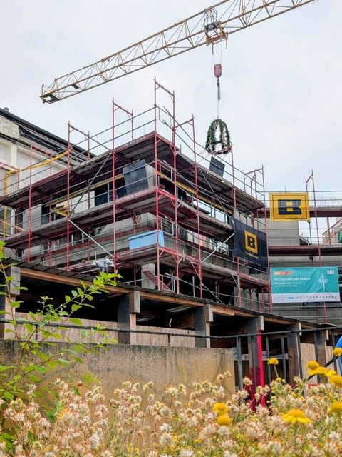 Richtkranz über dem Rohbau des Erweiterungsbaus der Melli-Beese-Grundschule (Bild: Pressestelle BA-TK)