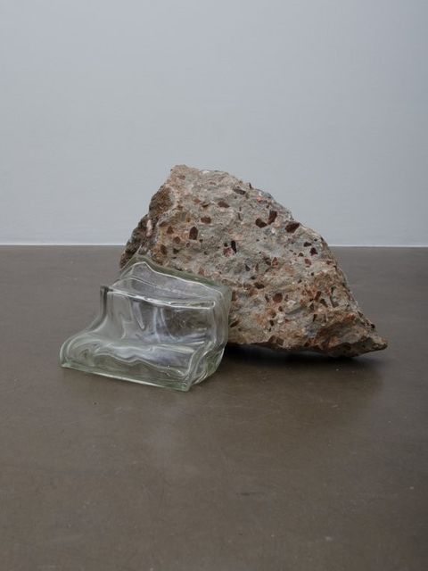 Eric Meier: Komplexe/Complexe (WK V), deformierter Glasbaustein, Beton, 2025.