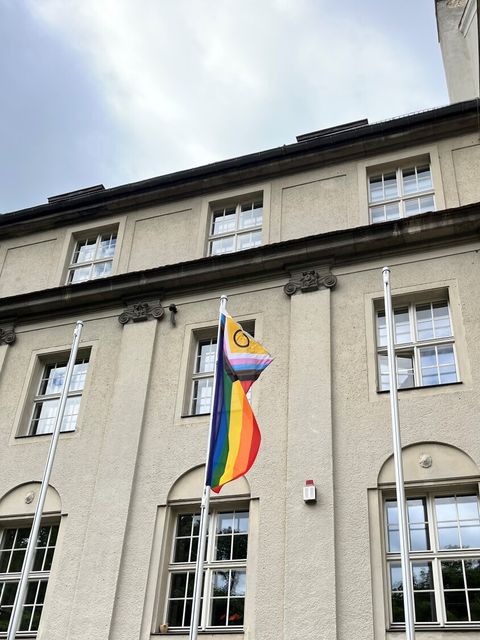 Progressive Regenbogenflagge vor dem Rathaus Treptow