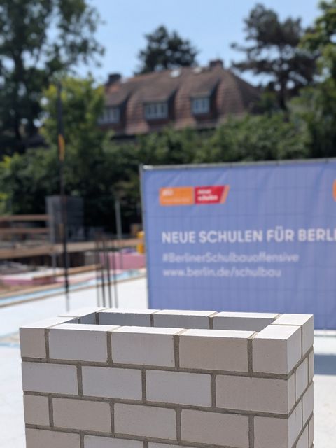Grundstein vor Plakat der BSO