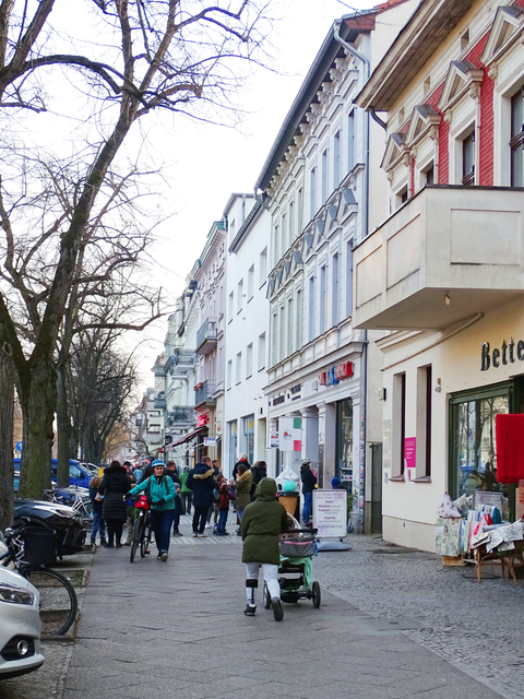 Menschen auf der Bölschestraße Friedrichshagen