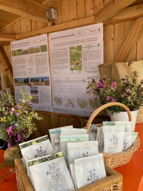 Stand mit Tüten und Blumen