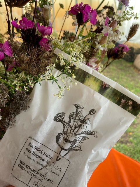 Tüte nah mit Blumen