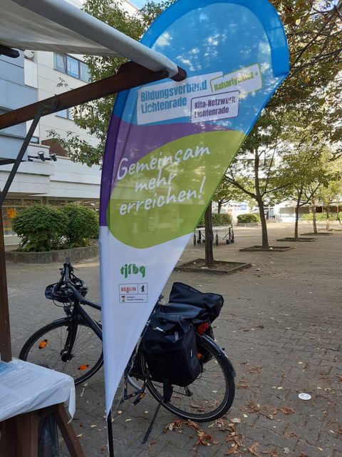 Fahrrad mit Banner vor Wohnhaus