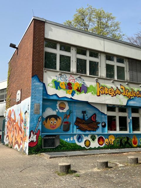 die bunte Fassade des Kinder- und Jugendclubs Haus of fun