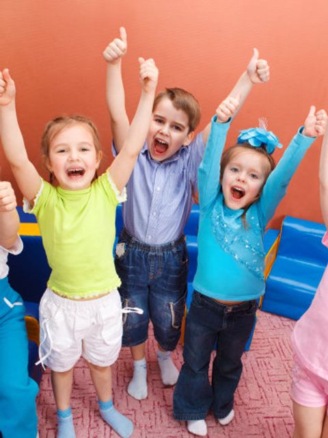 Kinder im Kindergarten freuen sich