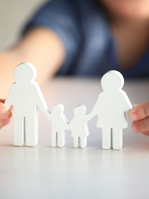 Kind hält Modell einer Familie