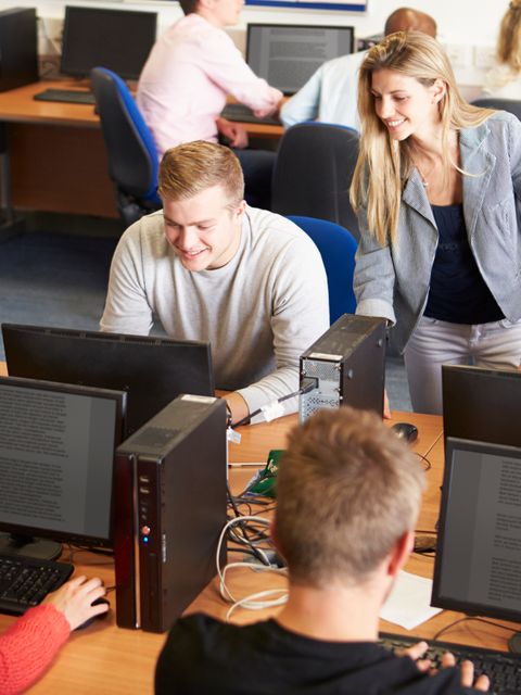 Studentinnen und Studenten im IT Unterricht