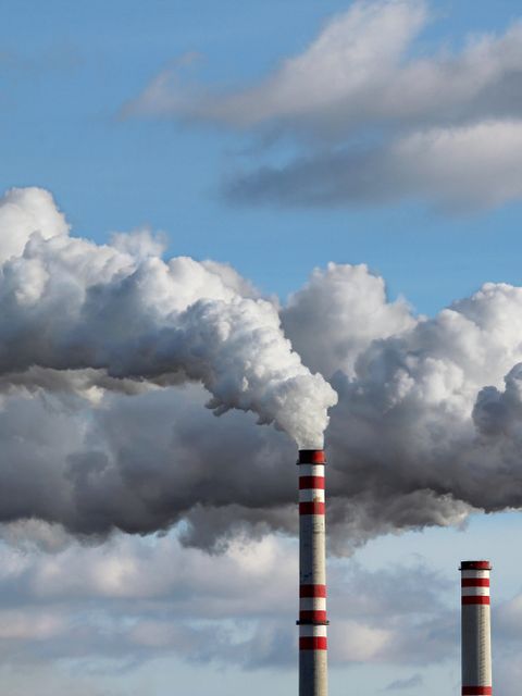 Industrieschornsteine mit Rauch
