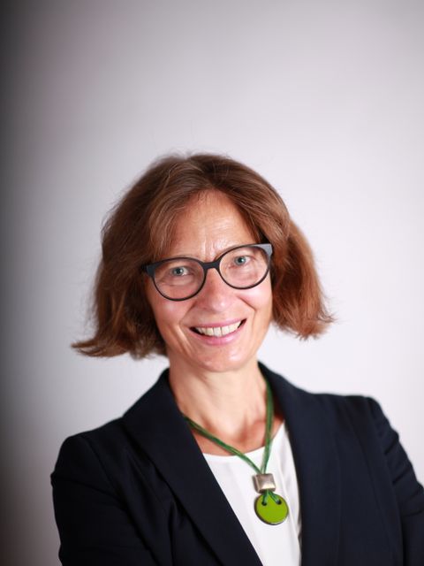 Frau Dr. Baer
