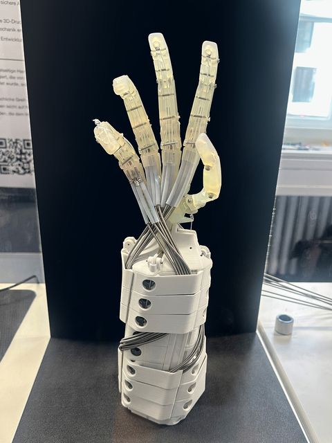 Eine Skulptur, die einer Roboterhand nachempfunden ist