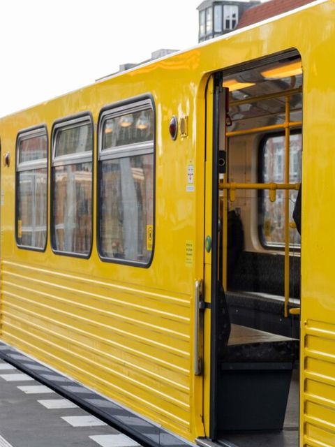 Berliner U-Bahn in einem Bahnhof