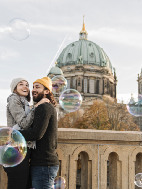 Glückliches Pärchen vor einer Berliner Sehenswürdigkeit