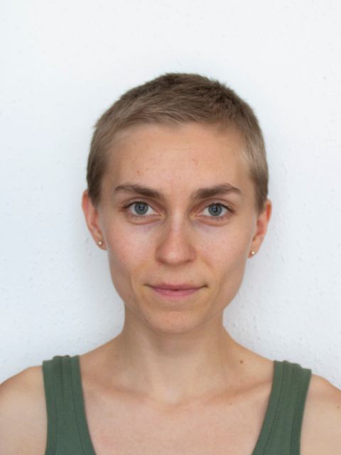 Porträt einer Frau mit kurzen Haaren