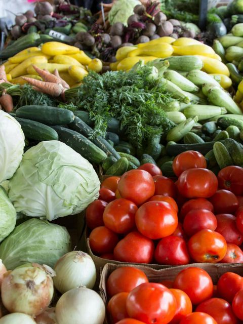 Loses Gemüse von einem Marktstand. Tomaten, Zwiebeln, Kohl, Zuccini