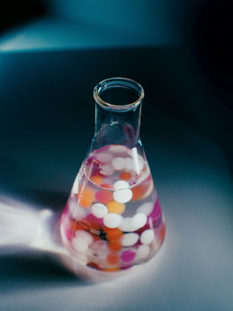 Ein Glas mit Chemikalien in Molekularform