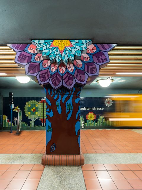Als Baum gestalteter Pfeiler im U-Bahnhof Paulsternstrasse