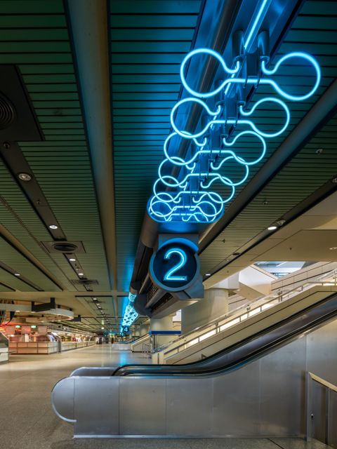 Detail of the guidance system with neon lights (Image: Landesdenkmalamt Berlin, Anne Herdin)