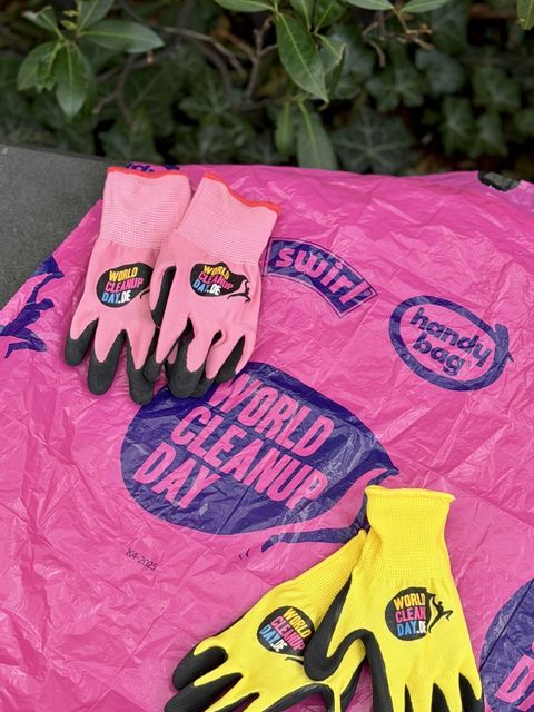 Handschuhe und Müllbeutel World Cleanup Day