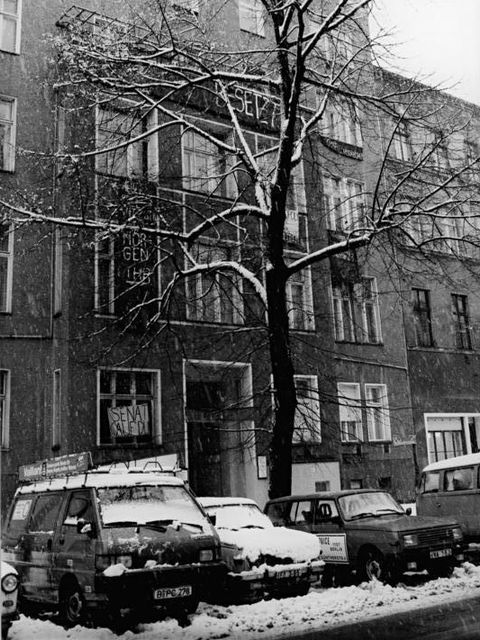 Protest von Mieter:innen der Kollwitzstraße 52 vor der Auktion im Dezember 1990