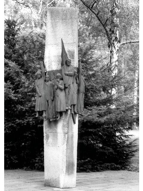Stele von Gerhard Thieme am Ehrenhain, Friedhof Pankow III, 1998 (Bild: © Museum Pankow, Archiv / Foto: Gerd Danigel (Inv. Nr. FA 012385))