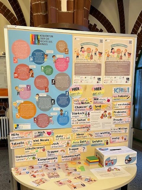 Tag der Kinderrechte Aufsteller Rathaus Foyer