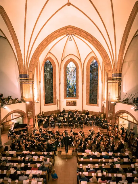 Ein Orchester in der Pauluskirche Zehlendorf.