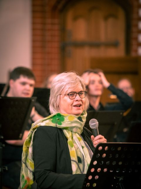Portrait der Staatssekretärin für Kultur und Gesellschaftlichen Zusammenhalt Cerstin Richter-Kotowski beim Jubiläumskonzert der Leo-Borchard-Musikschule.