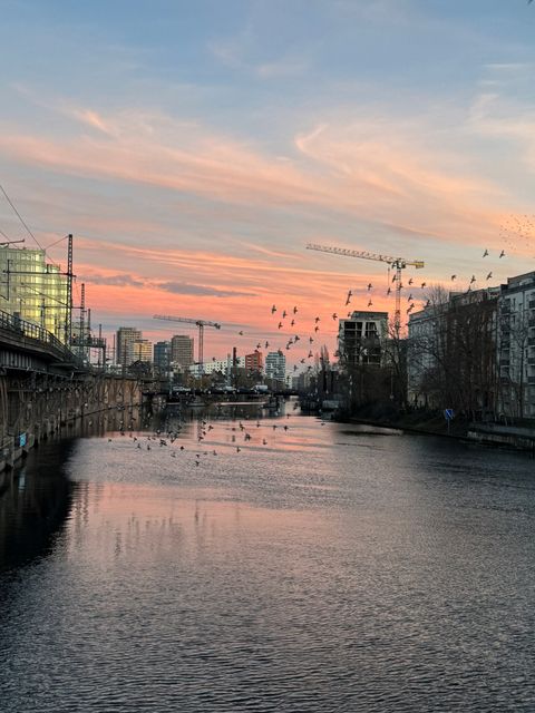 Blick auf die abendliche Spree mit ufernaher Bebauung (Bild: SenMVKU)