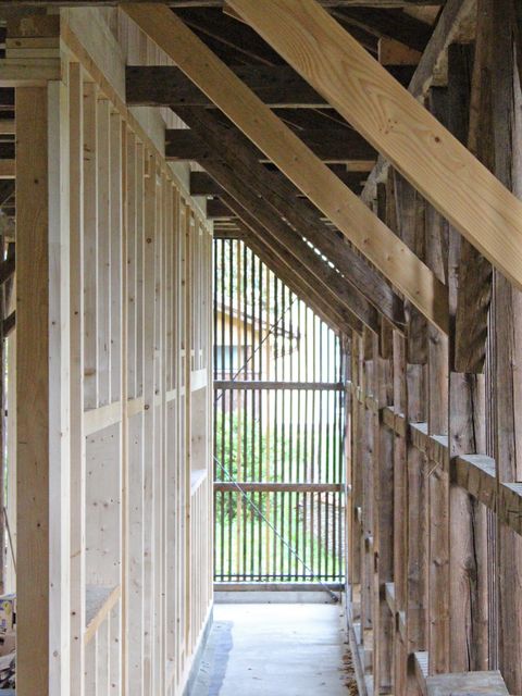 Wohnen und Arbeiten in der Torfremise Schechen – hier: Holzbau, Verbindung zwischen Bestand und Ergänzung