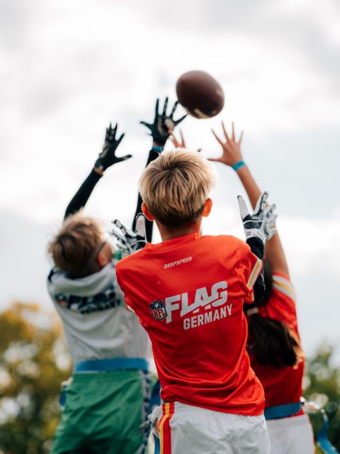 Kinder spielen Flag Football