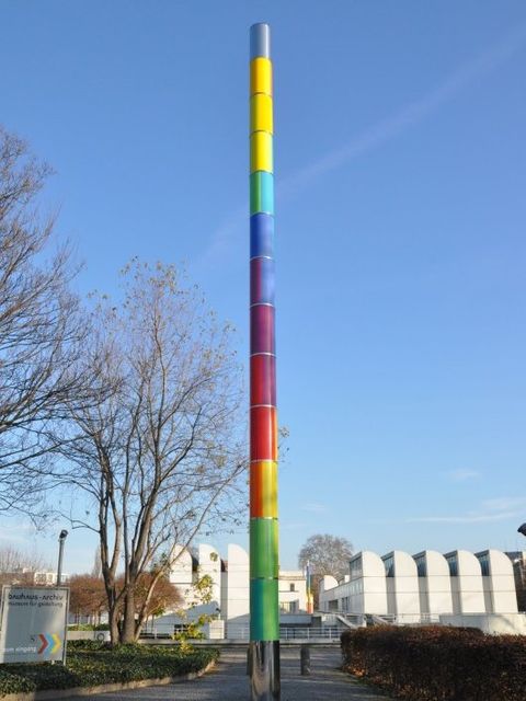 "Zwei farbige Säulen" des Künstlers Max Bill