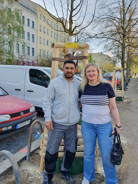 Eine der Spenderinnen (Marlen Sulzer) und ein Mitarbeiter der Firma Dönmez Garten- und Landschaftsbau (Bild: SenMVKU)