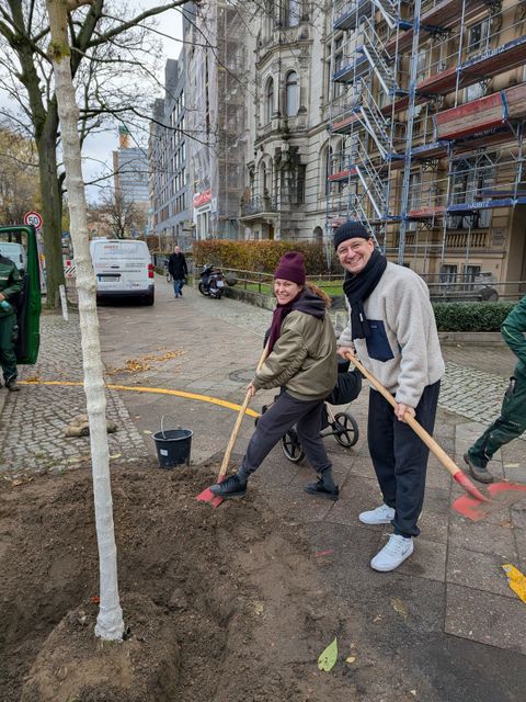 Baumpflanzung durch die junge Familie (Bild: SenMVKU)