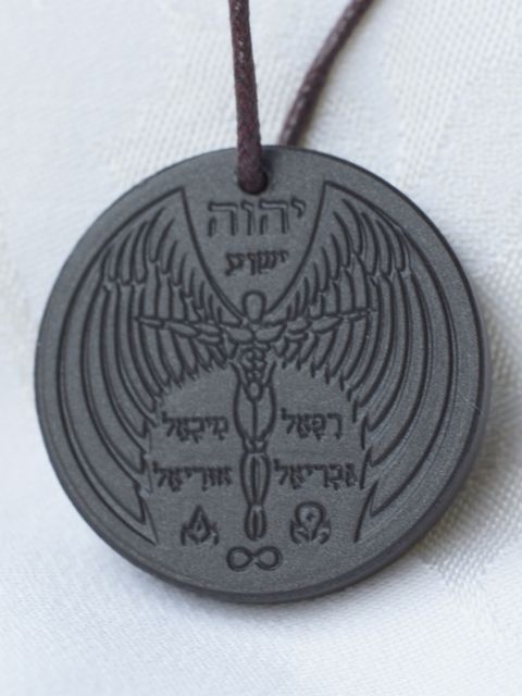 Amulett aus leicht radioaktivem Material, mutmaßlich Gesteinsmehl. (Bild: SenMVKU)