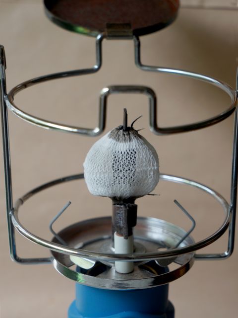In Deutschland vertriebene Gasglühstrümpfe enthalten inzwischen keine radioaktiven Stoffe mehr. (Bild: SenMVKU)