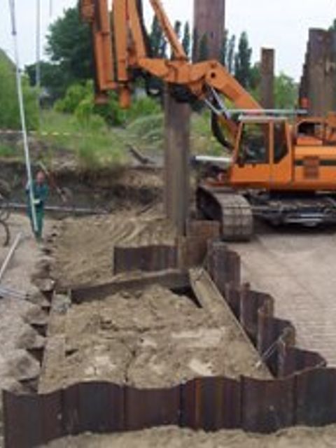 Bodensanierung mit dem Spundwandverfahren im Bereich der Teerlinse, ein Bagger an einer Sandgrube
