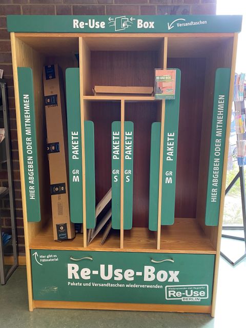 Sammelbox für Versandmaterial (Bild: Stadtbibliothek Tempelhof-Schöneberg)