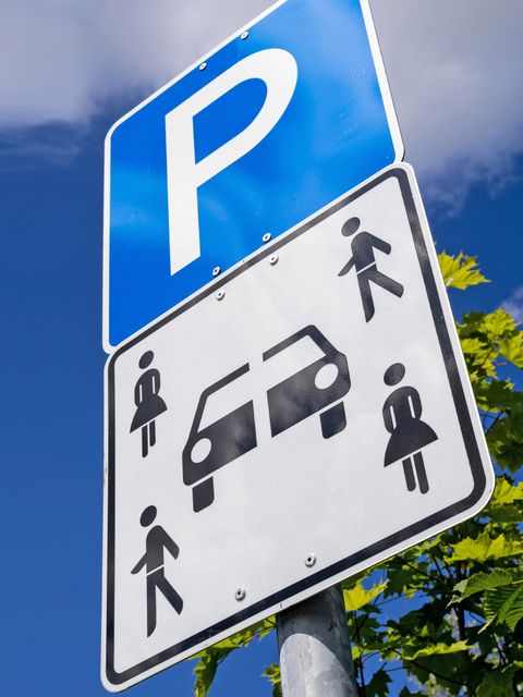 Verkehrsschild: Quadratisches Zusatzschild an Parkplätzen mit vier Personen (zwei männliche und zwei weibliche Piktogramme) und einem durchtrennten Fahrzeug, weist darauf hin, dass dieser Parkplatz Carsharing-Fahrzeugen vorbehalten ist.