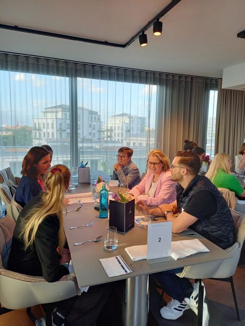 Diskussionsrunde am Tisch beim CHRO Dinner der Initiative KMU meets Startup