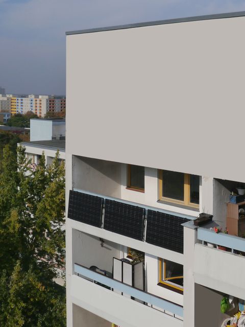 Steckersolaranlage an Balkon eines Mehrfamilienhauses