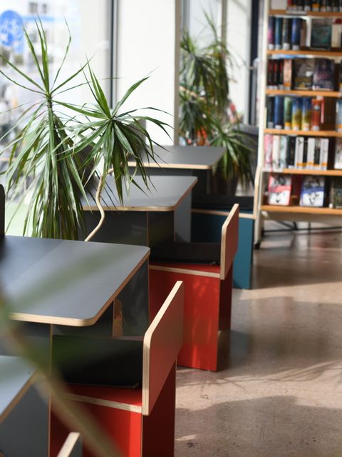 Innenansicht Bibliothek - Blick auf Arbeitsplätze an Fensterfront