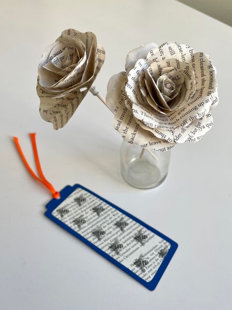 Blumen und Lesezeichen aus Buchseiten gebastelt
