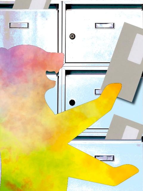 Berliner Bär verteilt Wahlbenachrichtigungen in Postfächern