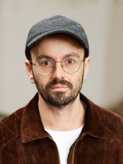 Portraitfoto Artur Krutsch mit Basecap und Brille