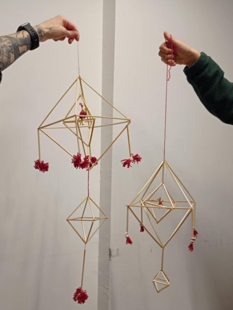 Weihnachtschmuck aus Stroh in geometrischen Formen