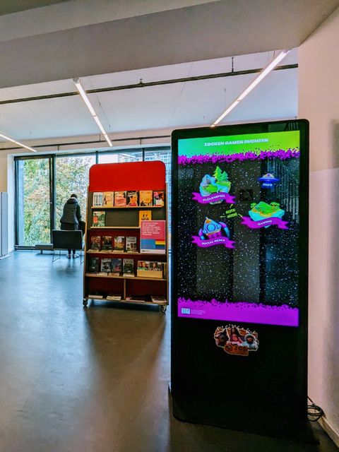 Großer Bildschirm steht in der Bibliothek