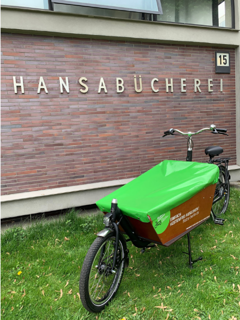 Das Lastenfahrrad steht vor der Hansabibliothek